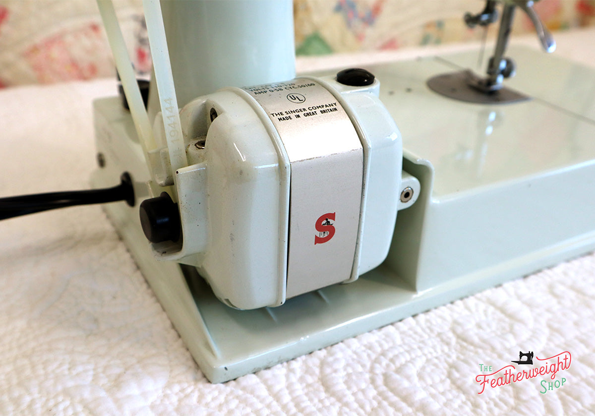 Singer Featherweight 221K Sewing Machine, WHITE EV9057**