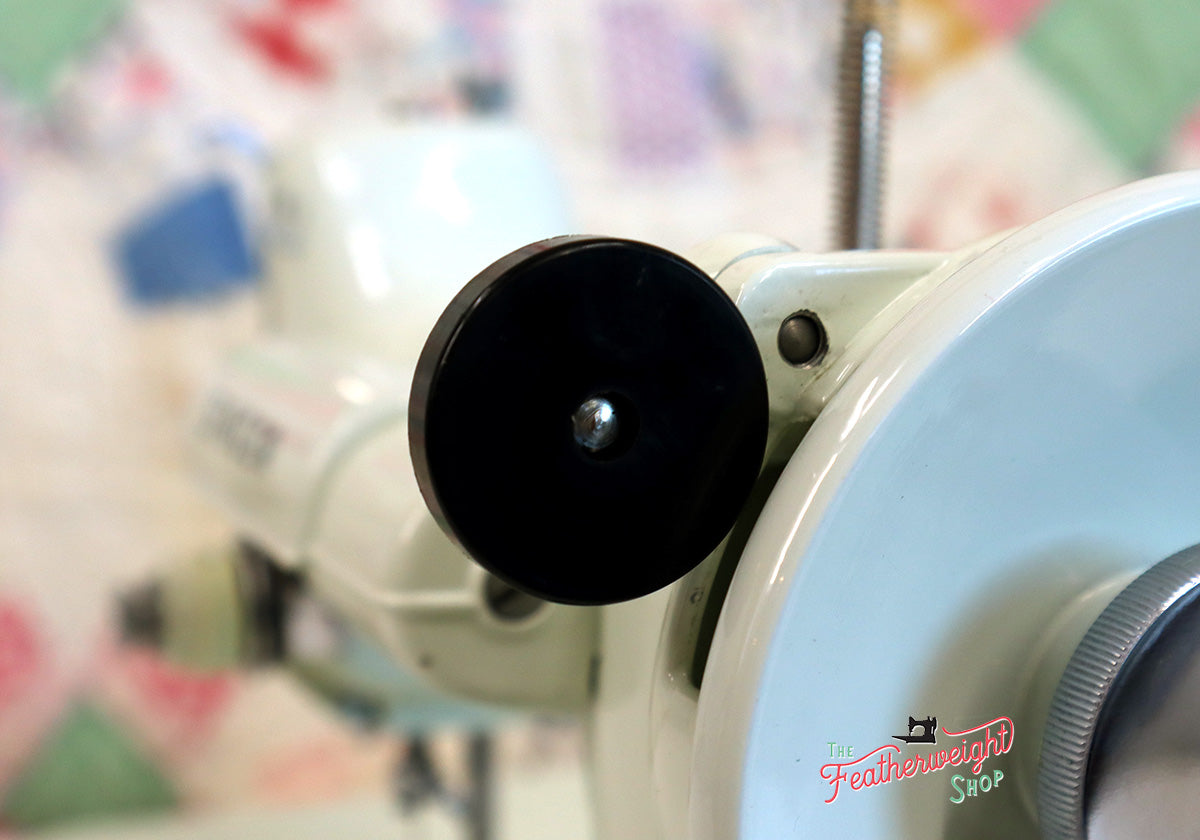 Singer Featherweight 221K Sewing Machine, WHITE EV9057**