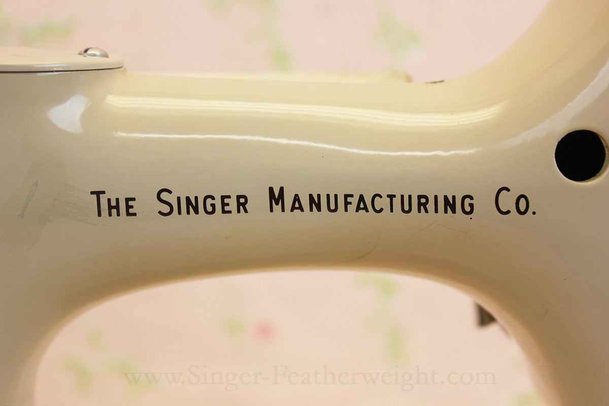 Singer Featherweight 221 Sewing Machine, TAN ES878***