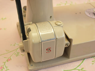 Load image into Gallery viewer, Singer Featherweight 221 Sewing Machine, TAN ES878***