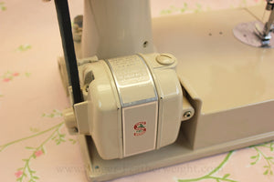 Singer Featherweight 221 Sewing Machine, TAN ES878***