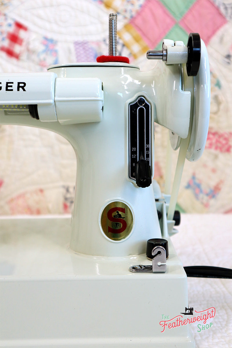 Singer Featherweight 221K Sewing Machine, WHITE EV9057**