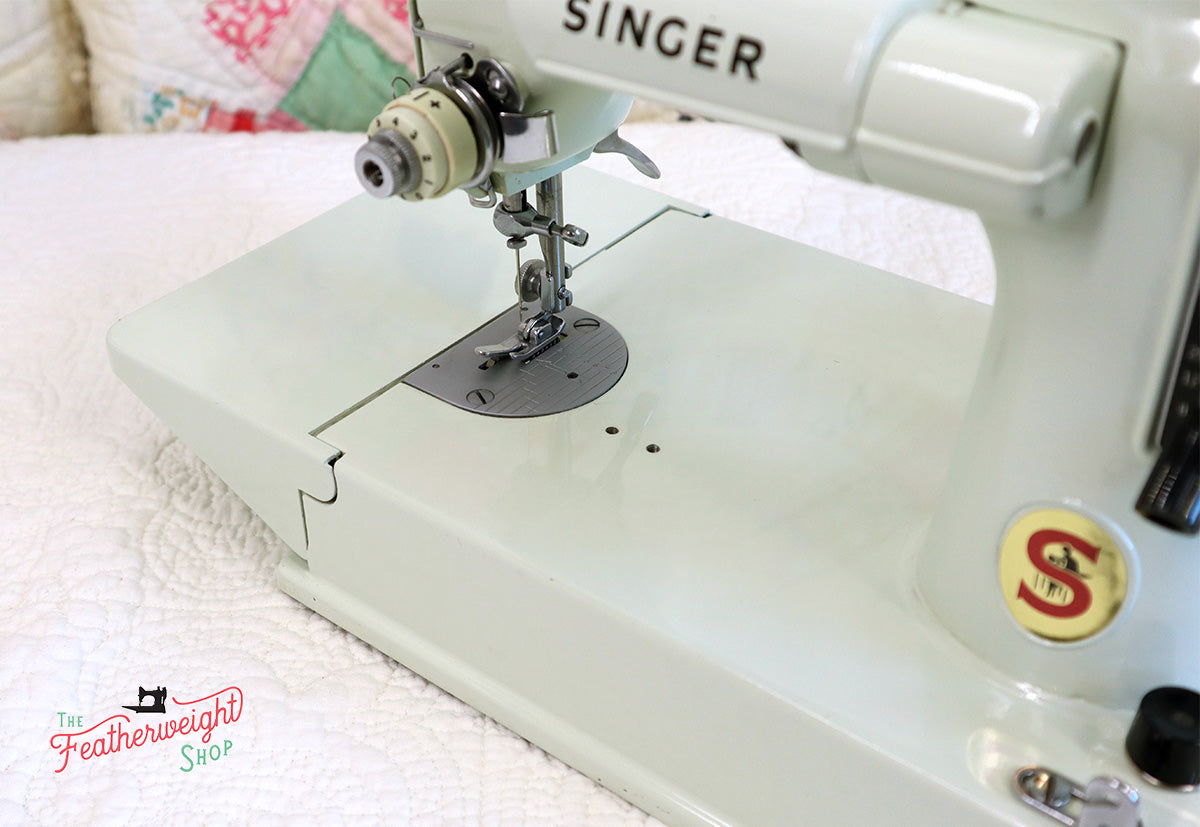 Singer Featherweight 221K Sewing Machine, WHITE EV9057**