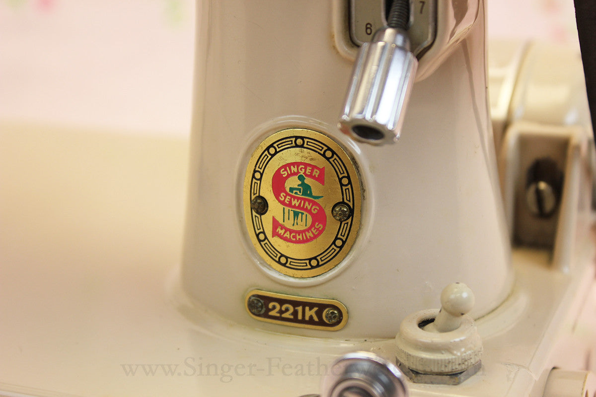 Singer Featherweight 221 Sewing Machine, TAN ES878***