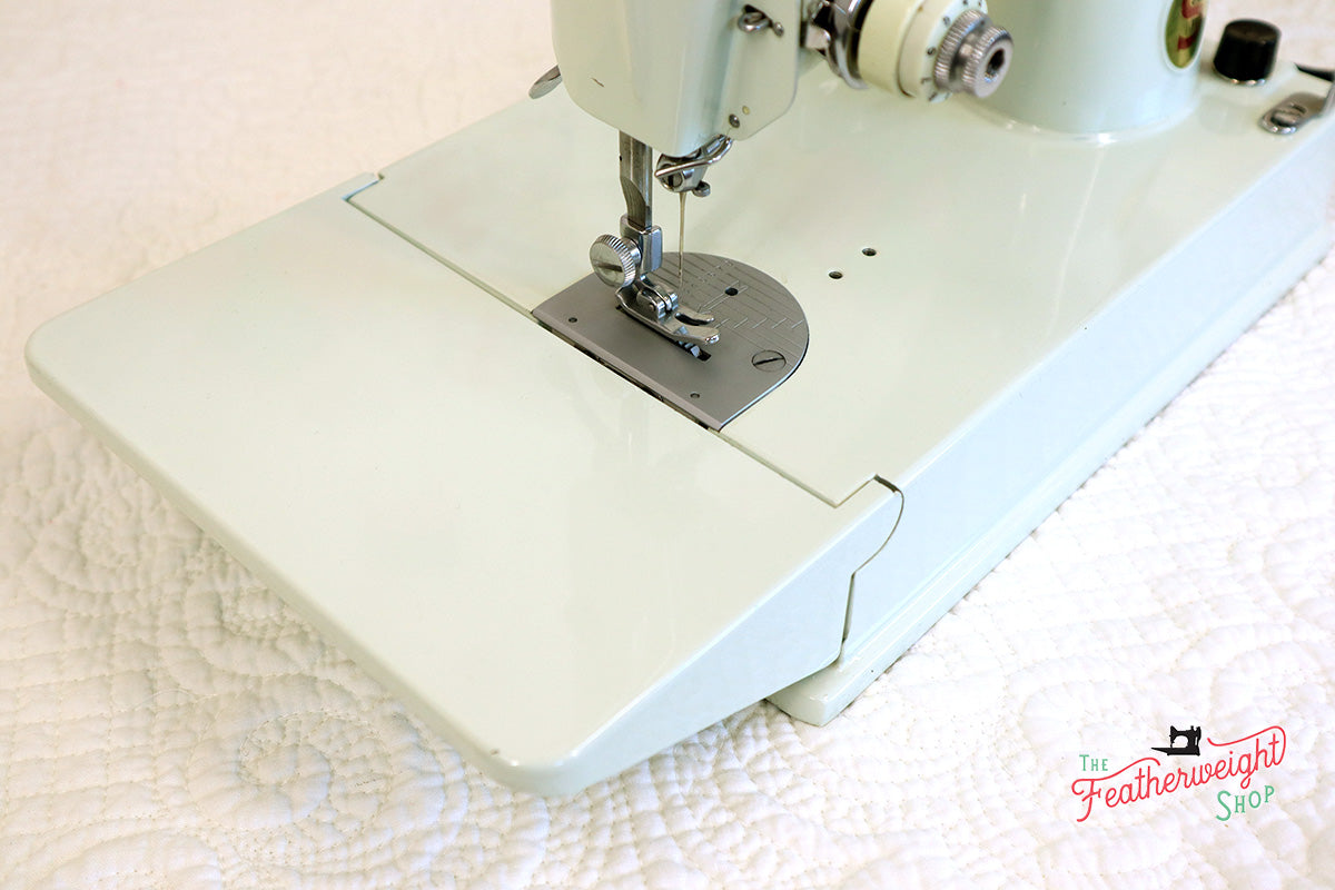 Singer Featherweight 221K Sewing Machine, WHITE EV9057**