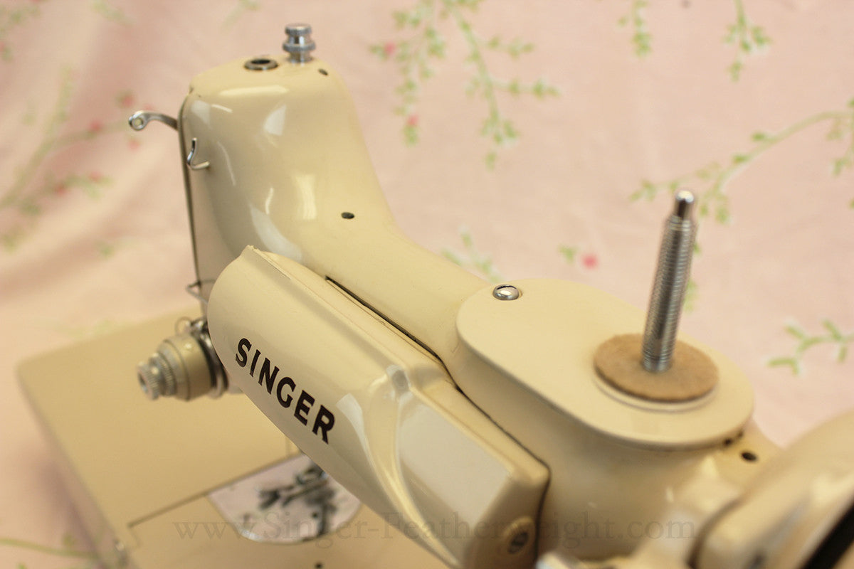 Singer Featherweight 221 Sewing Machine, TAN ES878***