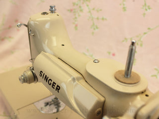 Load image into Gallery viewer, Singer Featherweight 221 Sewing Machine, TAN ES878***