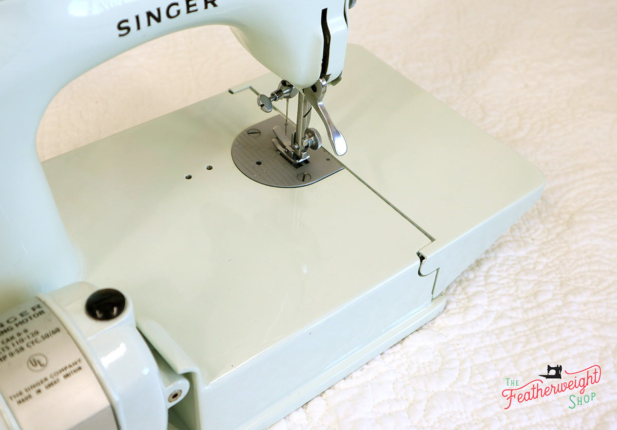 Singer Featherweight 221K Sewing Machine, WHITE EV9057**