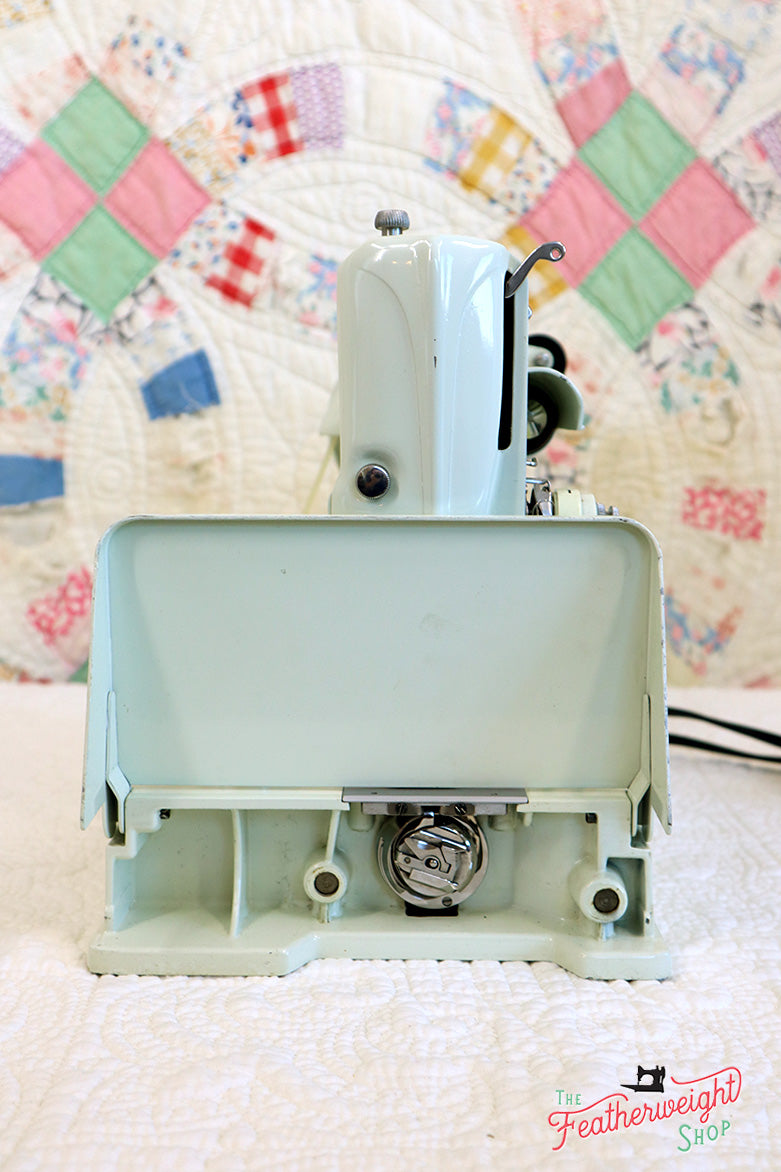 Singer Featherweight 221K Sewing Machine, WHITE EV9057**