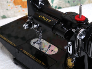 Load image into Gallery viewer, Singer Featherweight 222K Sewing Machine EJ622***