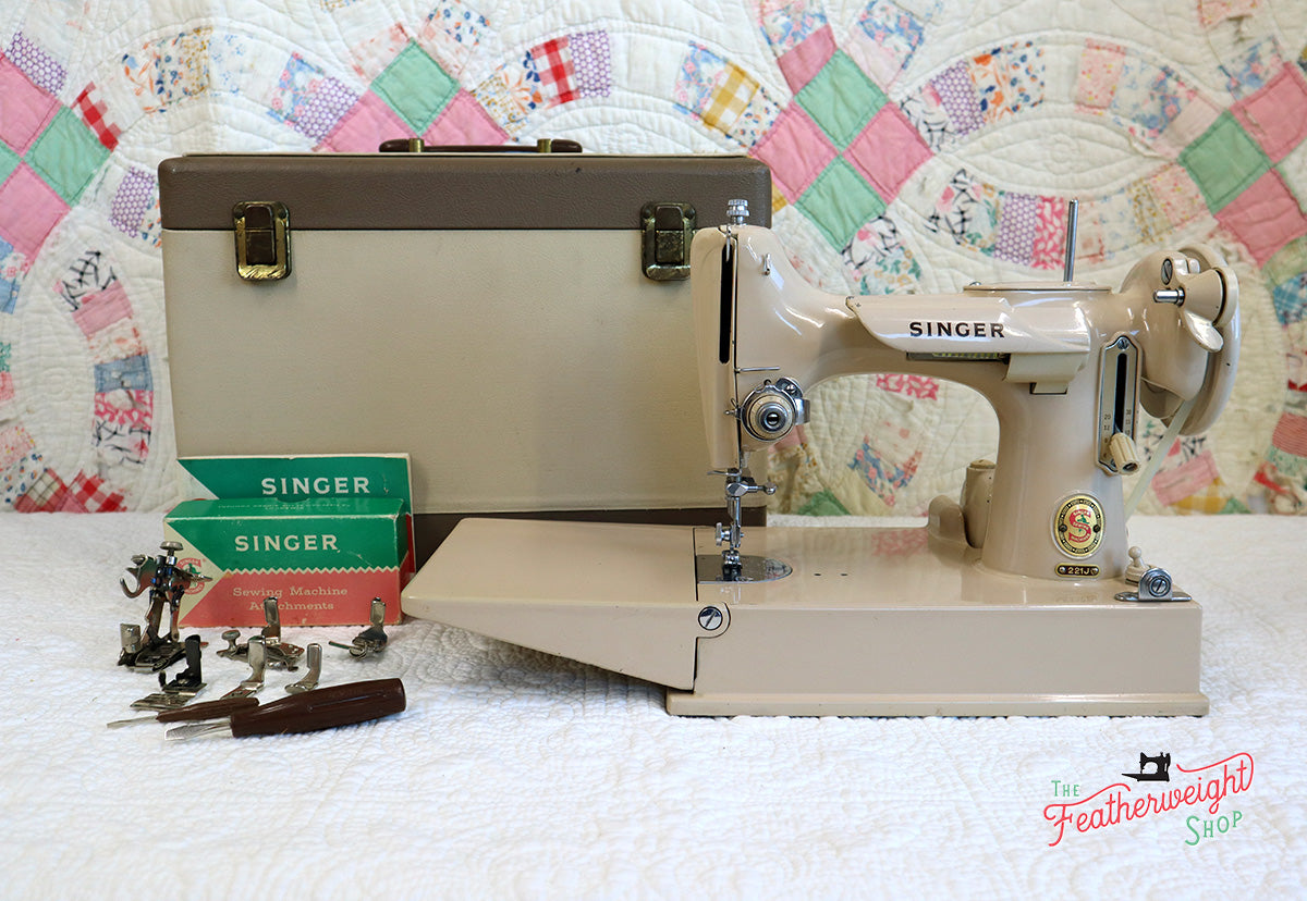 Singer Featherweight 221 Sewing Machine, TAN ES876***