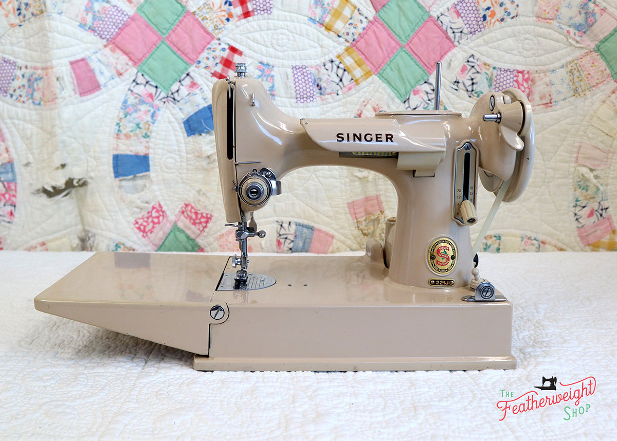 さやか　ぺージ Singer Featherweight 221 Sewing Machine, TAN ES879*** – The