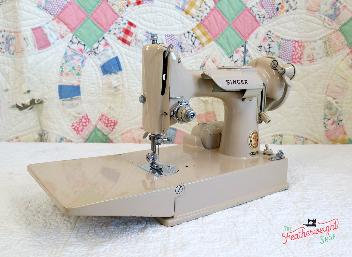 Singer Featherweight 221 Sewing Machine, TAN ES876***