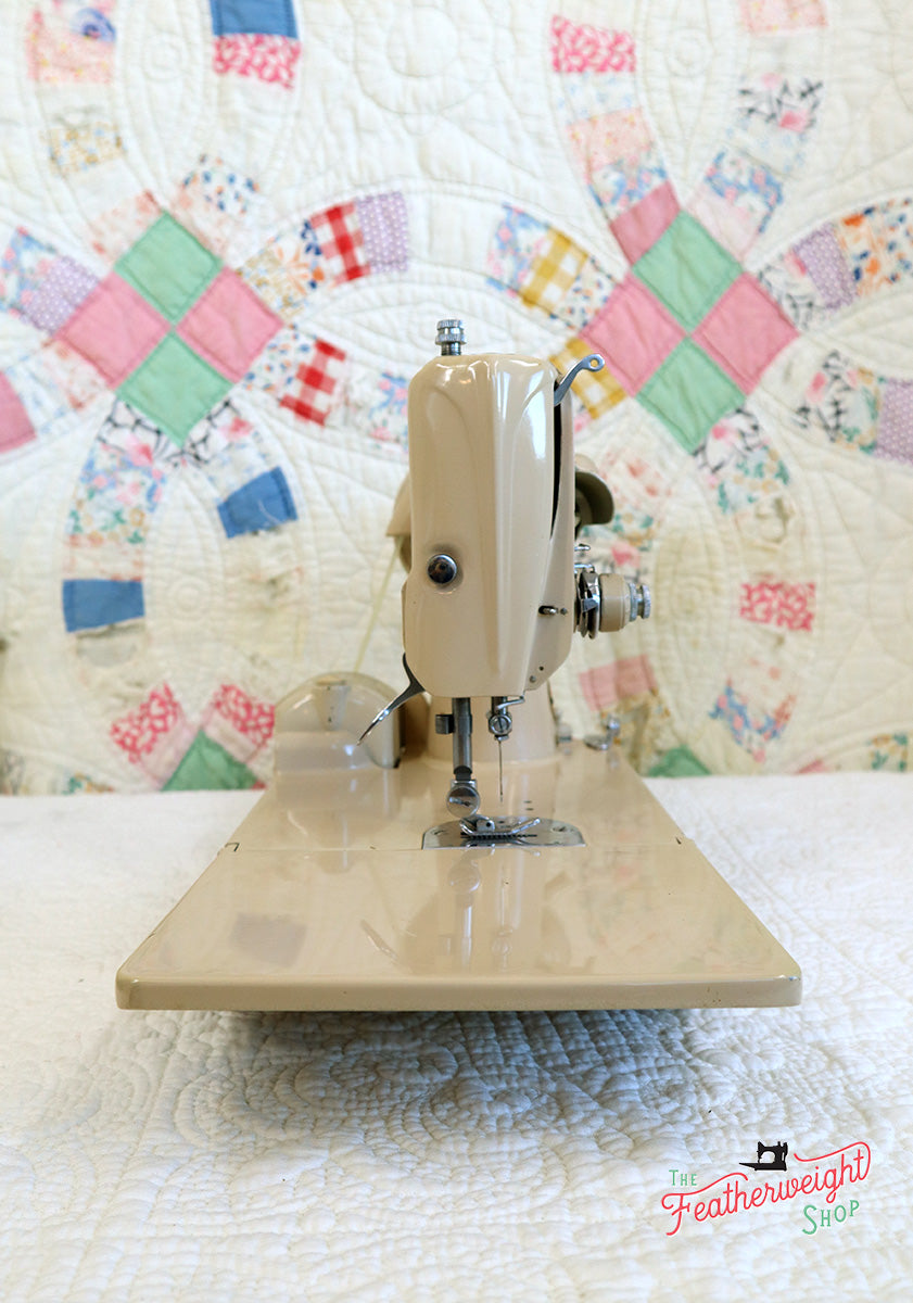 Singer Featherweight 221 Sewing Machine, TAN ES876***