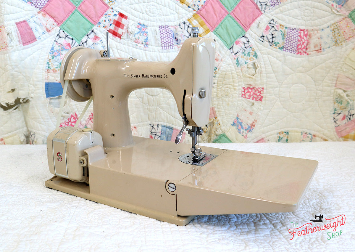 Singer Featherweight 221 Sewing Machine, TAN ES876***