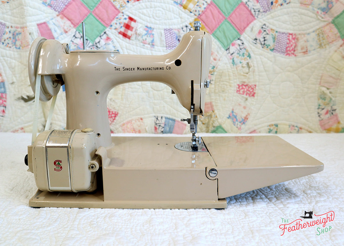 Singer Featherweight 221 Sewing Machine, TAN ES876*** – The