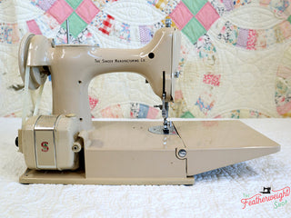 Load image into Gallery viewer, Singer Featherweight 221 Sewing Machine, TAN ES876***