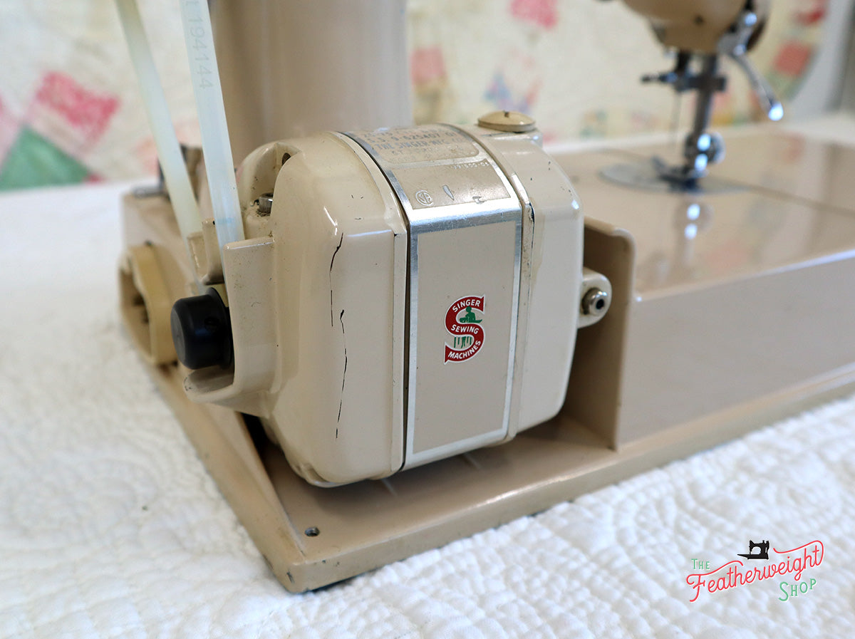 Singer Featherweight 221 Sewing Machine, TAN ES876***