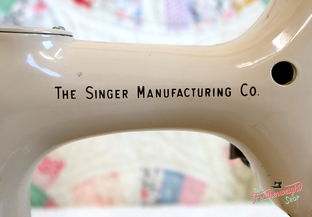 Singer Featherweight 221 Sewing Machine, TAN ES876***