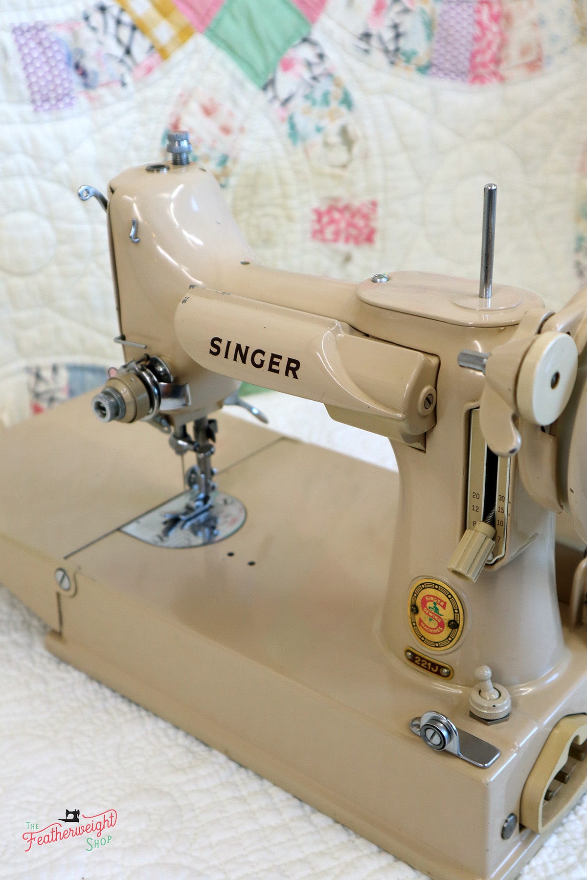 Singer Featherweight 221 Sewing Machine, TAN ES876***