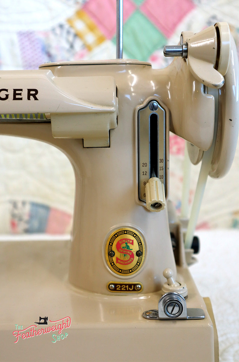 Singer Featherweight 221 Sewing Machine, TAN ES876***