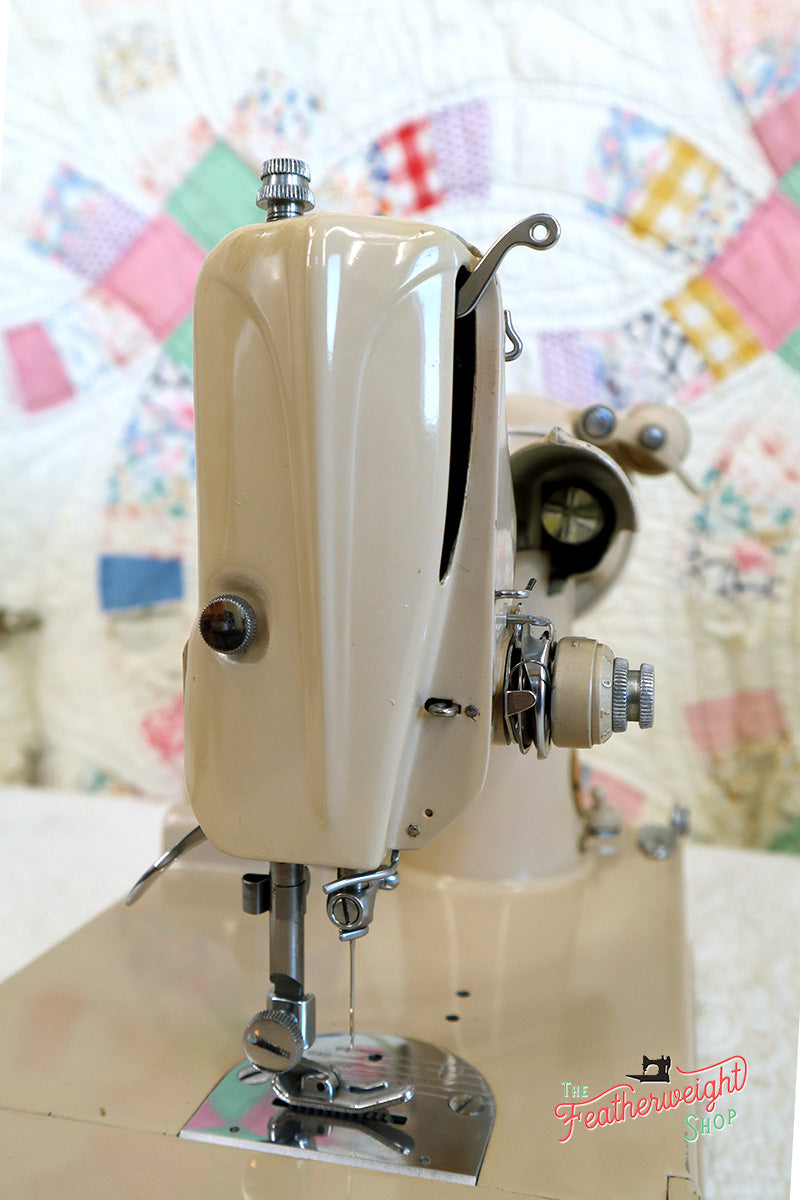 Singer Featherweight 221 Sewing Machine, TAN ES876***