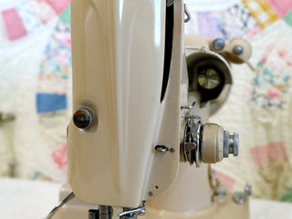 Load image into Gallery viewer, Singer Featherweight 221 Sewing Machine, TAN ES876***