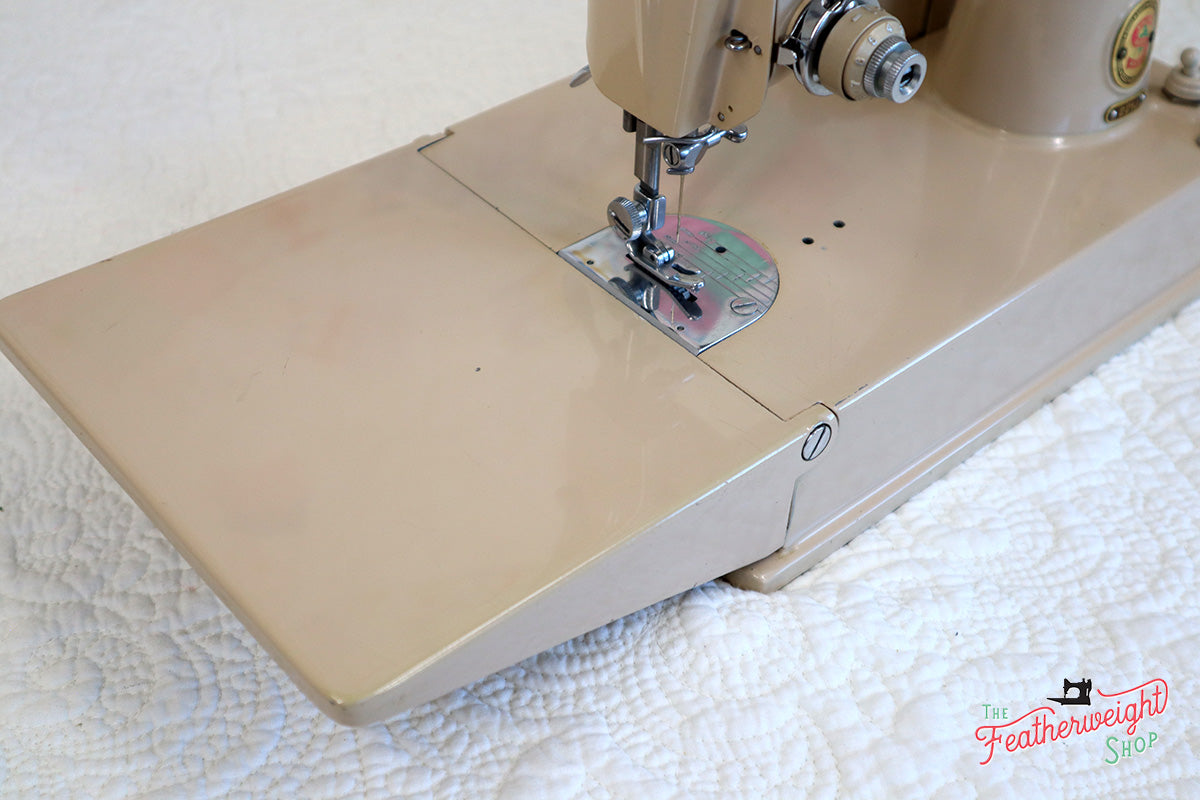 Singer Featherweight 221 Sewing Machine, TAN ES876***