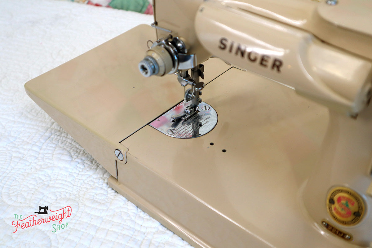 Singer Featherweight 221 Sewing Machine, TAN ES876***