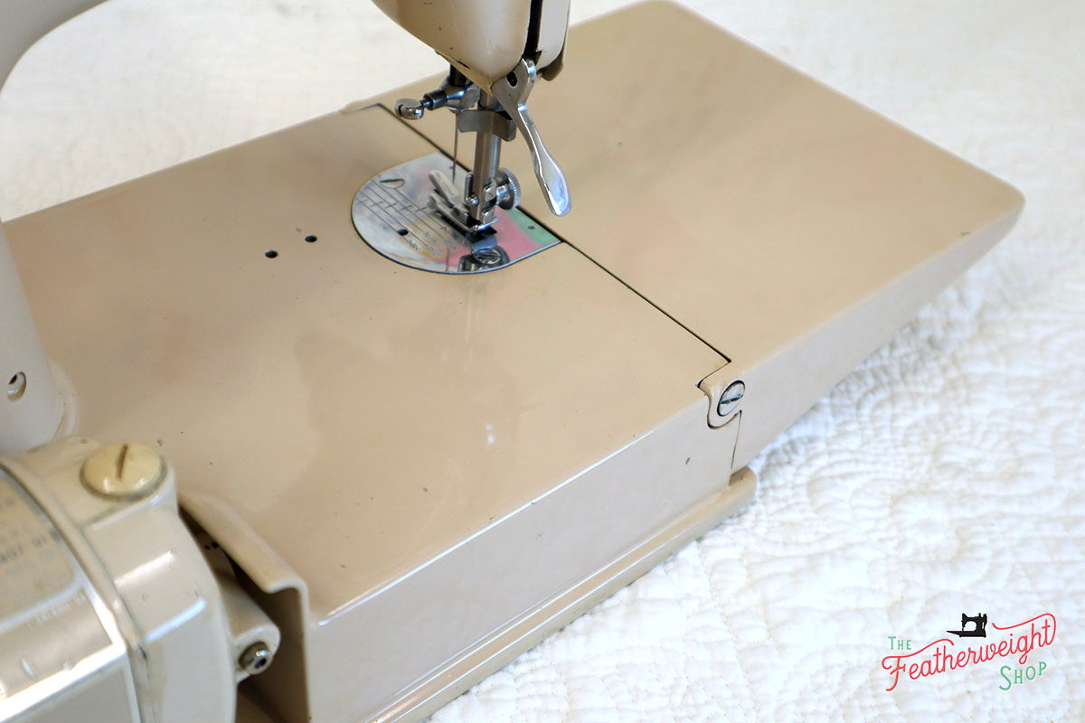 Singer Featherweight 221 Sewing Machine, TAN ES876***