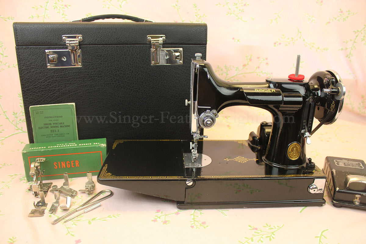 Singer Featherweight 221 Sewing machine, 1933 AD546***