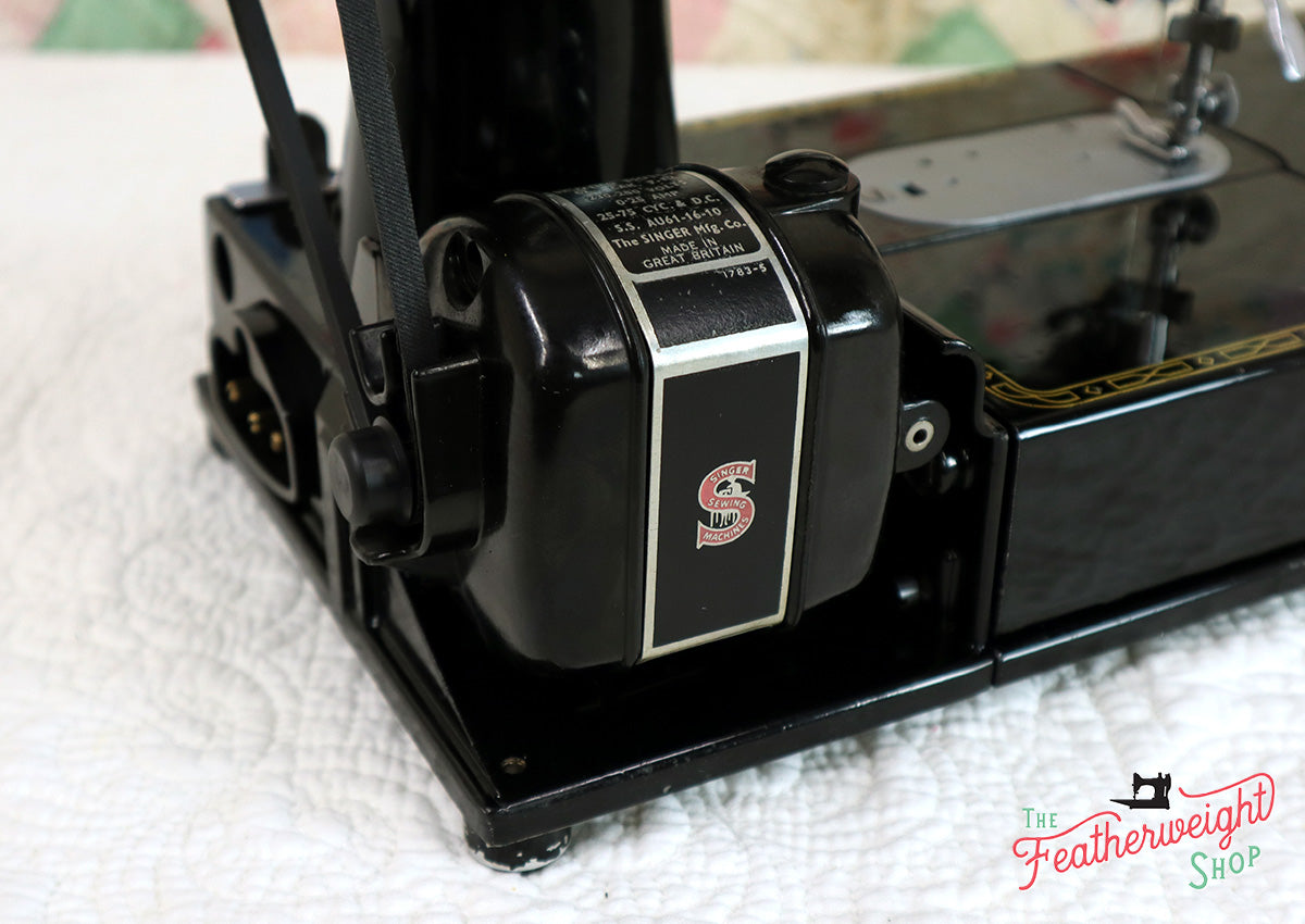 Singer Featherweight 222K Sewing Machine, RED "S" EP758***