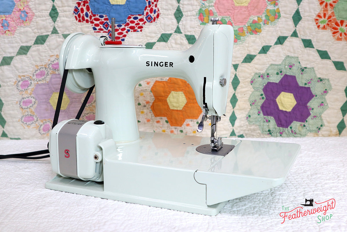 Singer Featherweight 221K Sewing Machine, WHITE EV942***