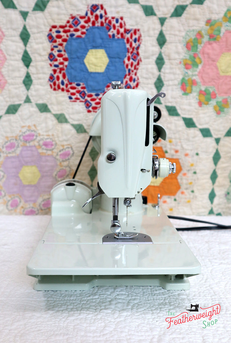 Singer Featherweight 221K Sewing Machine, WHITE EV942***