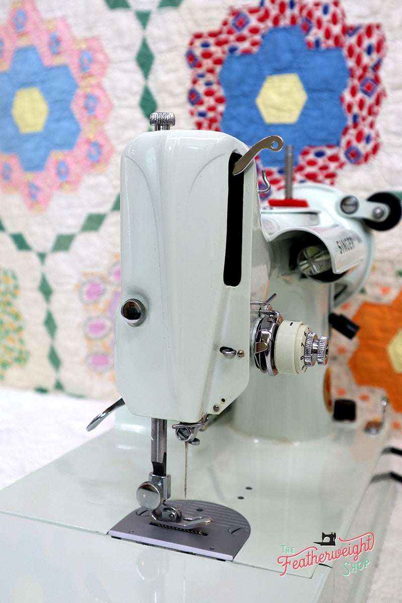 Singer Featherweight 221K Sewing Machine, WHITE EV942***