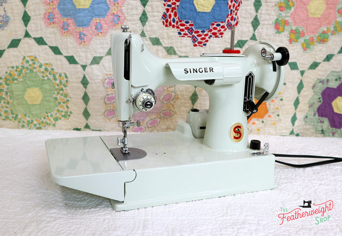 Singer Featherweight 221K Sewing Machine, WHITE EV942***