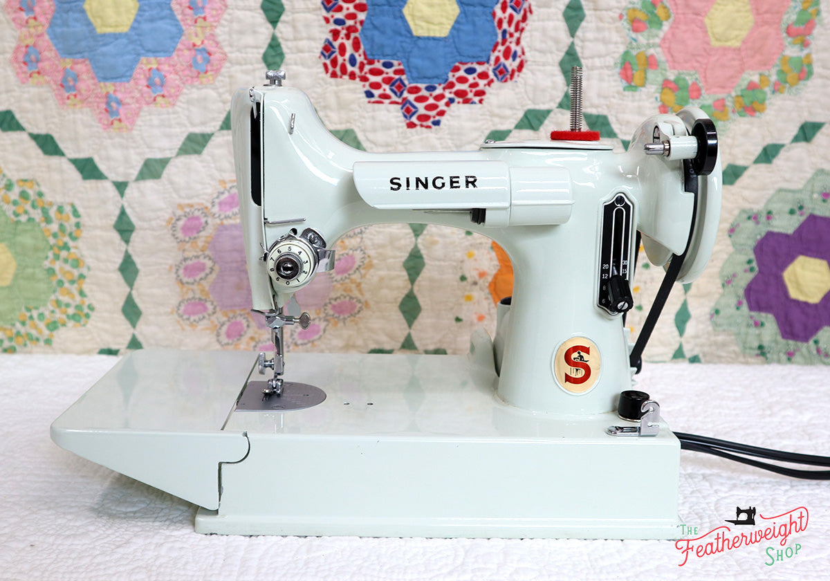 Singer Featherweight 221K Sewing Machine, WHITE EV942***