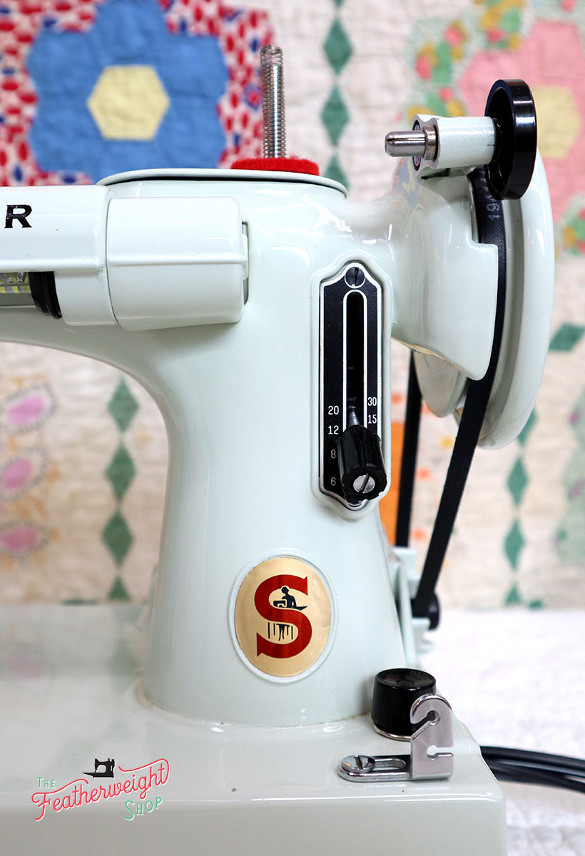 Singer Featherweight 221K Sewing Machine, WHITE EV942***