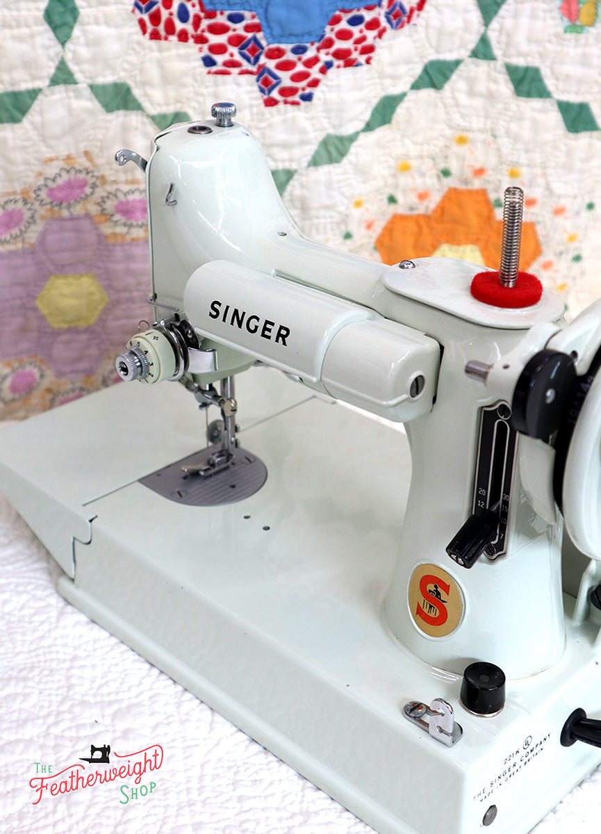 Singer Featherweight 221K Sewing Machine, WHITE EV942***