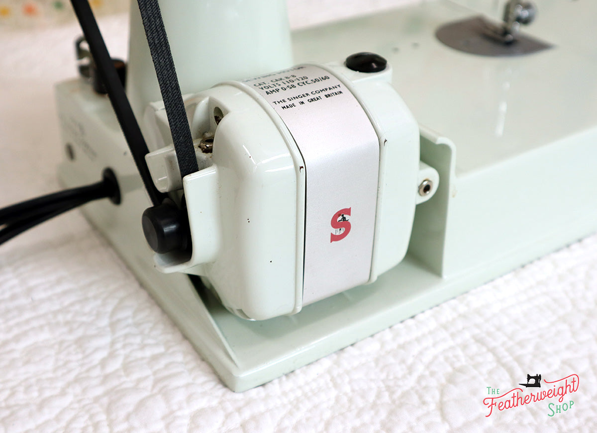 Singer Featherweight 221K Sewing Machine, WHITE EV942***