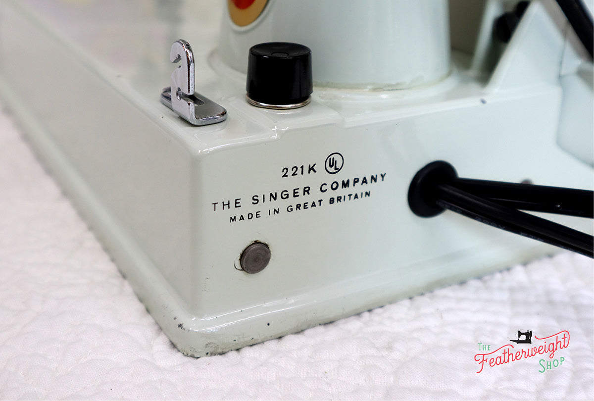 Singer Featherweight 221K Sewing Machine, WHITE EV942***