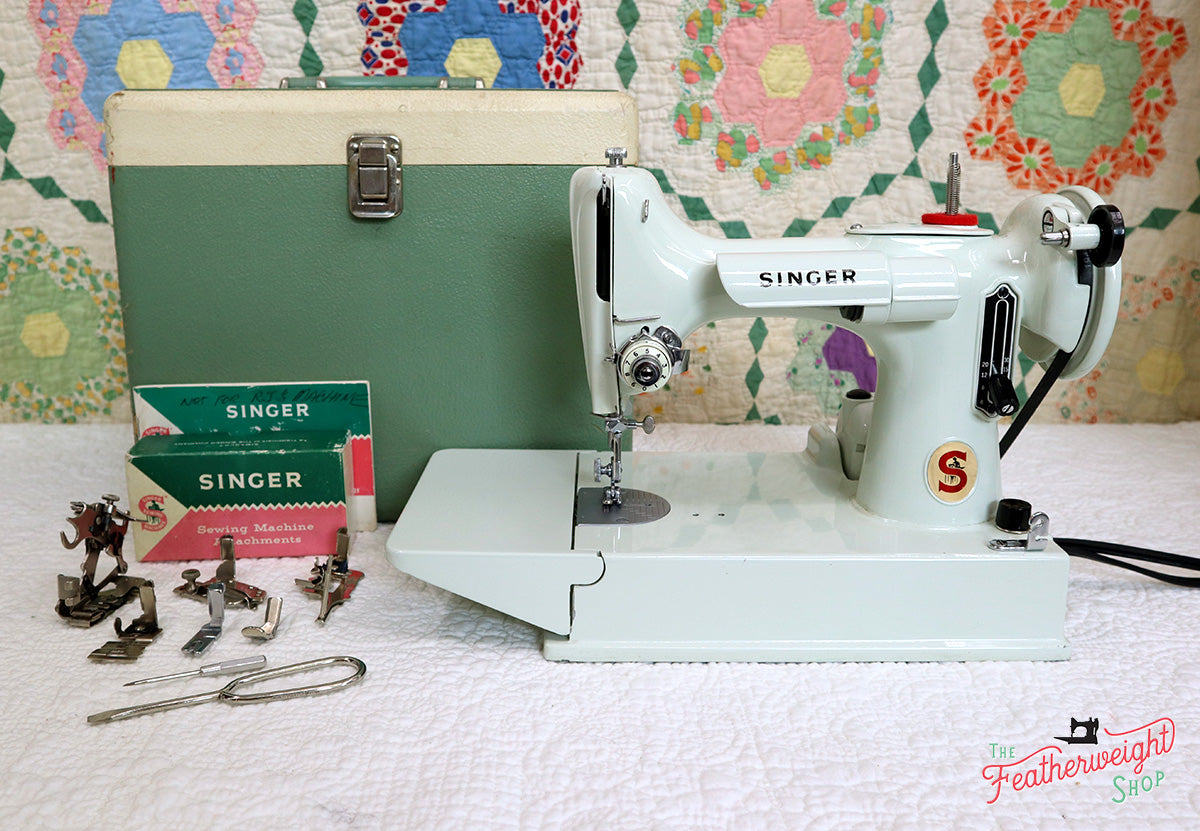 Singer Featherweight 221K Sewing Machine, WHITE EV942***