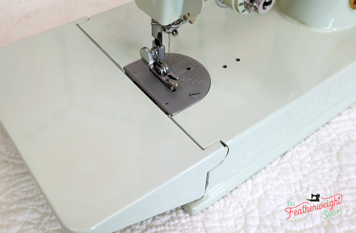 Singer Featherweight 221K Sewing Machine, WHITE EV942***