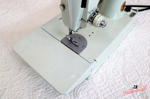 Singer Featherweight 221K Sewing Machine, WHITE EV942***