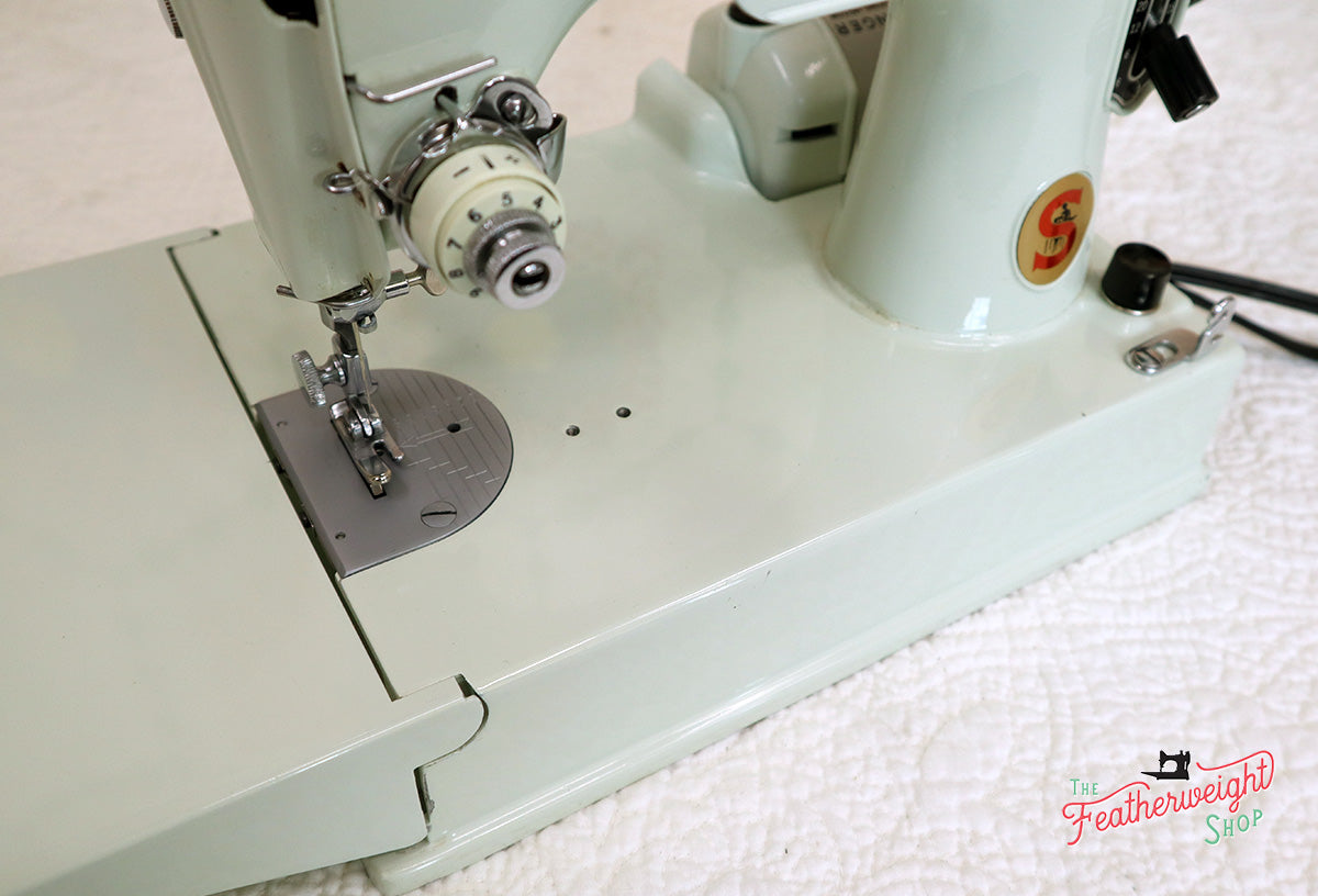 Singer Featherweight 221K Sewing Machine, WHITE EV942***