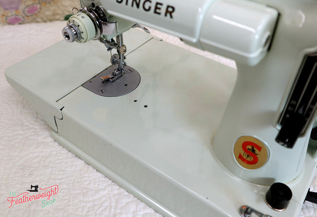 Singer Featherweight 221K Sewing Machine, WHITE EV942***