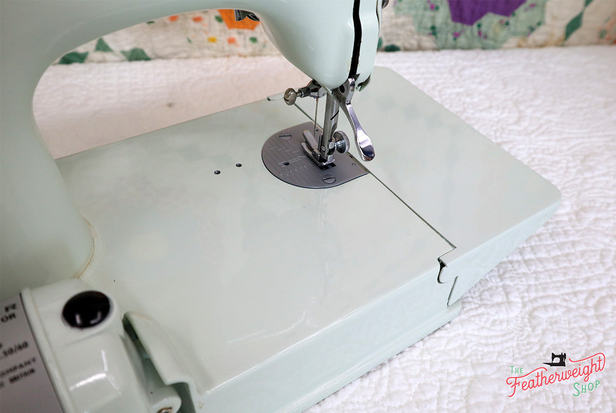 Singer Featherweight 221K Sewing Machine, WHITE EV942***