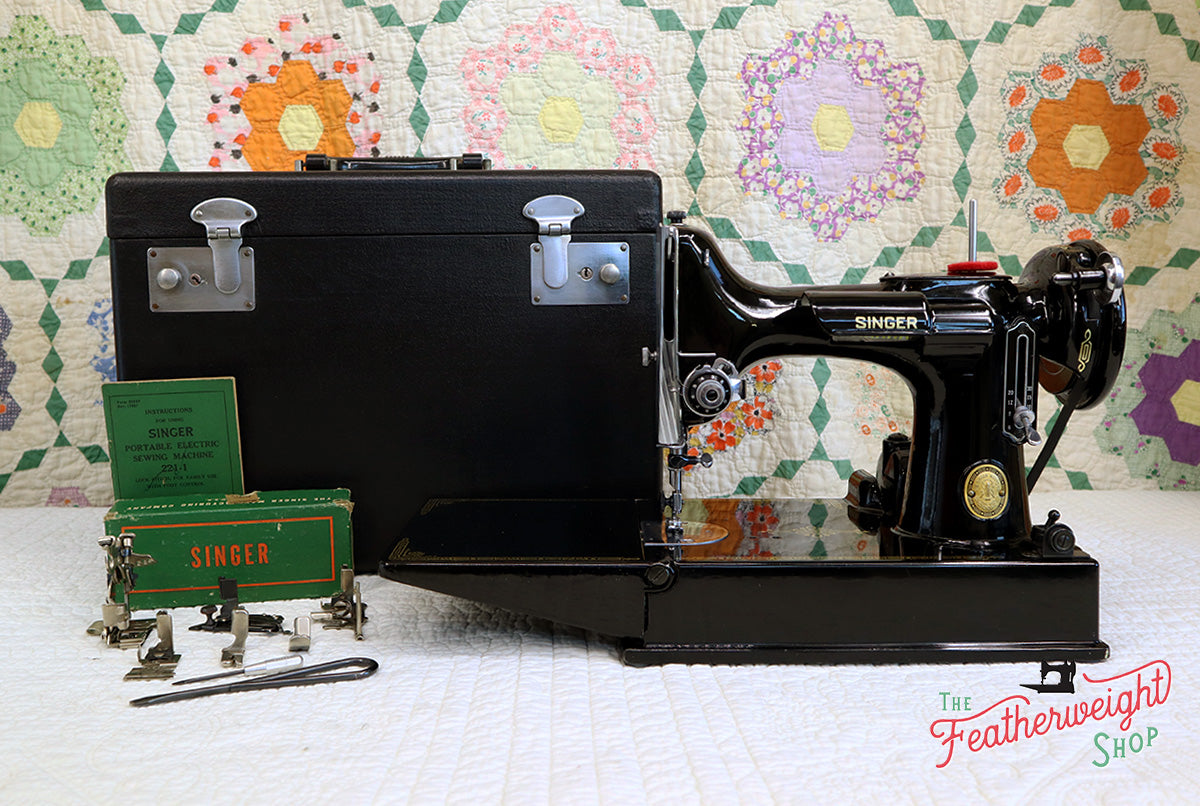 Singer Featherweight 221 Sewing Machine, AK774***