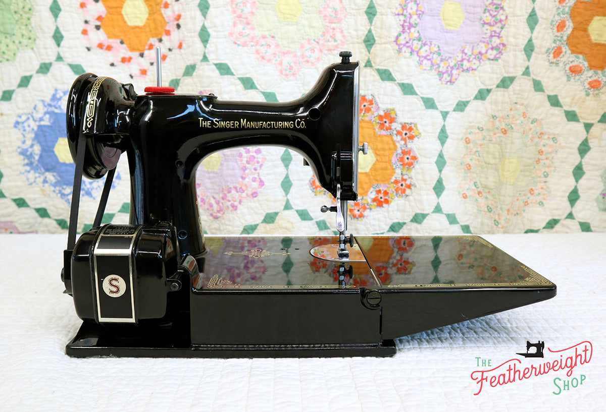 Singer Featherweight 221 Sewing Machine, AK774***