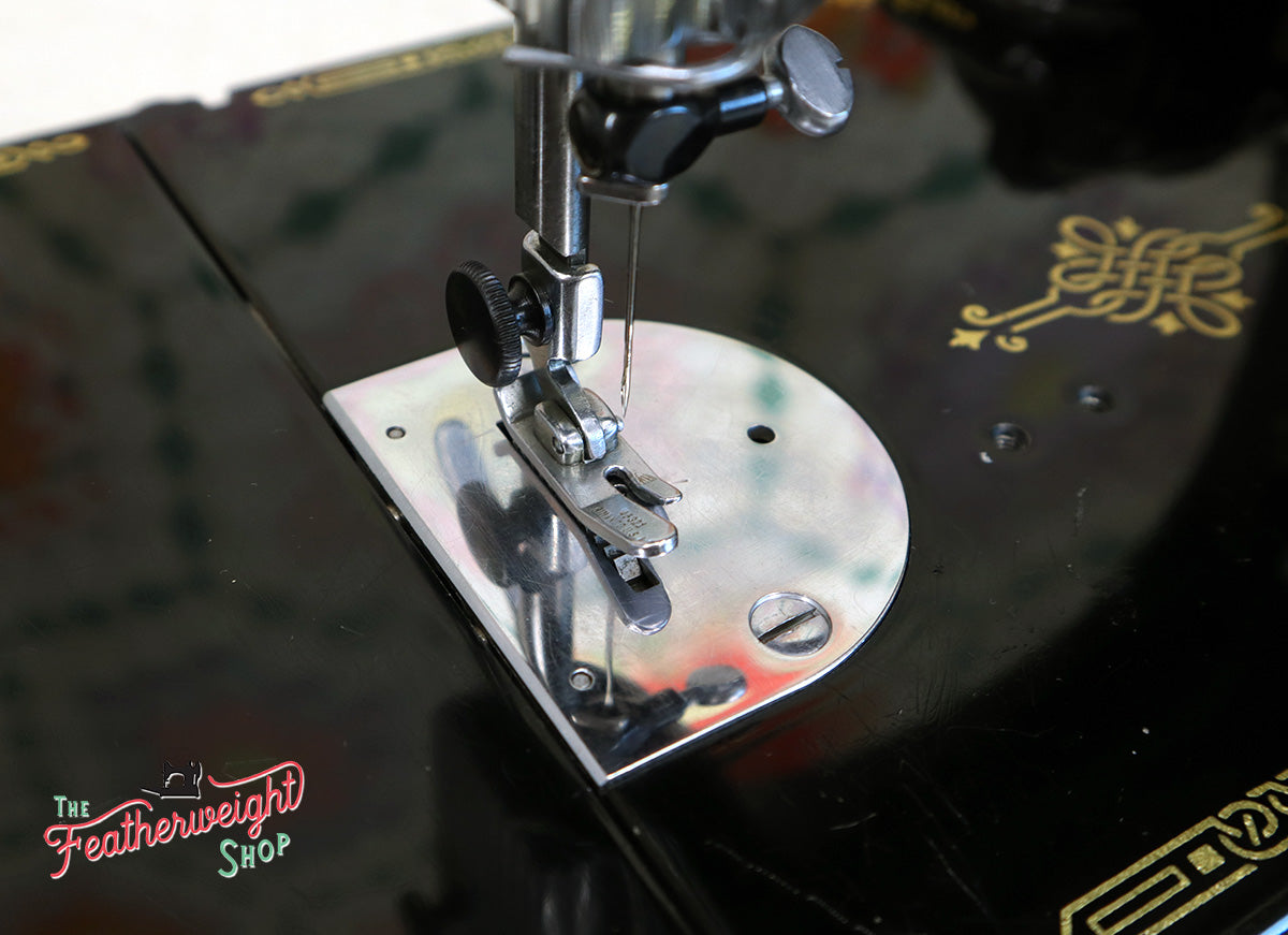 Singer Featherweight 221 Sewing Machine, AK774***